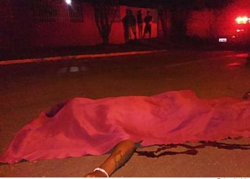 Jovem de 19 anos &eacute; executado por homens encapuzados em carro preto 