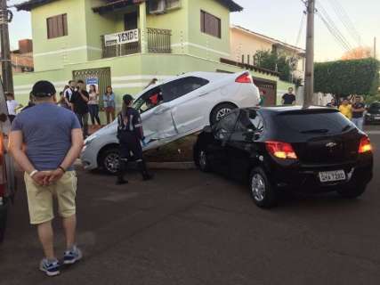 Motorista não obedece sinalização e carro para sobre outro no Vilas Boas