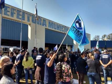 Contra atraso de salário, professores iniciam greve parcial na quarta