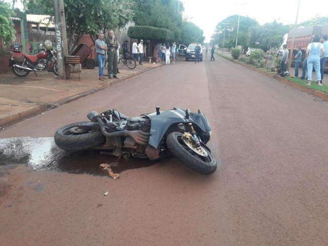 Jovem de 21 anos morre a caminho do hospital ap&oacute;s cair de moto em avenida 