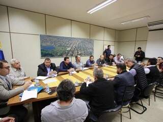 Autoridades durante a reunião desta sexta-feira. (Foto: Thiago Morais) 