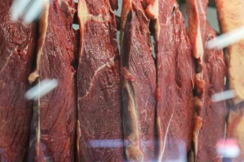 Preço sobe até 30% e açougue faz promoção para desencalhar carne de 1ª