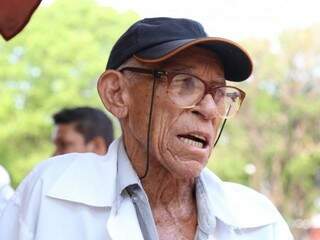  João Alves Sobrinho, de 86 anos, recebe um salário mínimo de aposentadoria e vende picolés nas ruas da Capital há 20 anos para ajudar no orçamento de casa.  (Foto: Fernando Antunes)