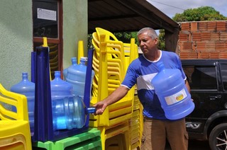 Moradores estão armazenando água para fazer atividades do dia-a-dia. (Foto: Alcides Neto)