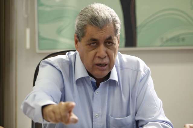 Irado com aus&ecirc;ncia, Andr&eacute; chama Ivandro de &quot;incompetente&quot; e &quot;d&eacute;bil mental&quot;