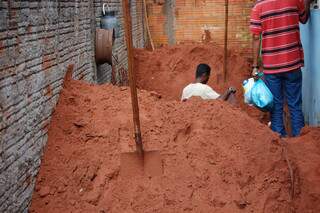 Servidores da prefeitura fizeram escavação em casa. (Foto: Divulgação)