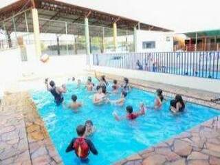 Em dia de calor, estudantes brincam nas duas piscinas do Colégio ; no fundo, quadra coberta para práticas de esportes (Foto: Paulo Francis)