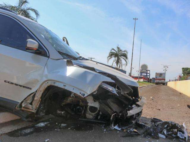 Motorista perde controle de Jeep, bate em mureta e duas ficam feridas