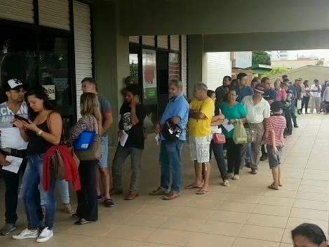 Posto do TRE amanhece com fila quilom&eacute;trica para cadastramento