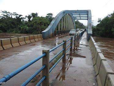 Rio enche devido a chuva e ponte que liga dois municípios é interditada 