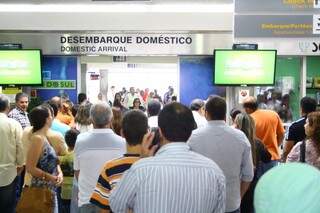 Usuários disputam lugar em meio a lotação do Aeroporto de Campo Grande com a suspensão de voos noturnos (Fotos: Marcos Ermínio)