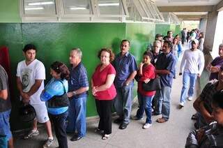 Eleitores fazem fila para votação na escola Hércules Maymone, em Campo Grande, em 2010. (Foto: arquivo)