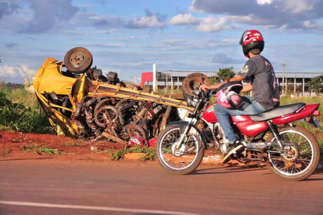  Caminh&atilde;o com motos sucateadas tomba na sa&iacute;da para Aquidauana