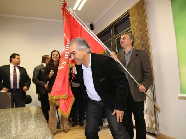 Governador recebe visita da bandeira do Divino, entra no clima e faz pedido