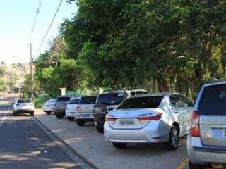 Carros estacionados no entorno do Parque das Nações Indígenas. (Foto: Marina Pacheco)