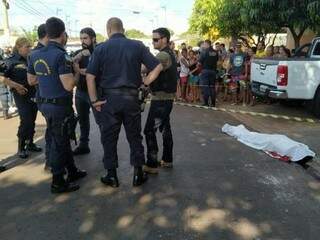 Guardas ao lado do corpo da vítima no local da confusão. (Foto: Adilson Domingos) 