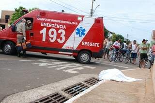 Vítima foi encontrada caída no meio-fio da Rua da Sanfona. (Foto: Pedro Peralta)