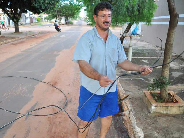  Carreta arrebenta fios el&eacute;tricos no Maria Aparecida Pedrossian pela quarta vez