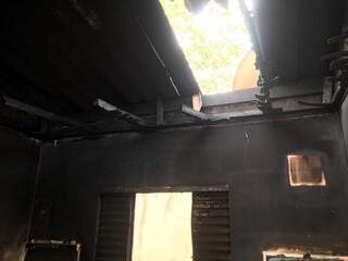 Um dos cômodos da casa que ficou destruída após incêndio (Foto: Ronie Cruz)