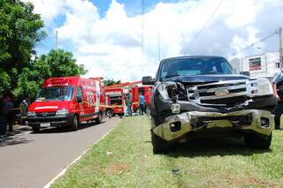 Com a colisão, caminhonete ficou com a frente danificada. Condutor saiu ileso. (Foto: Simão Nogueira)