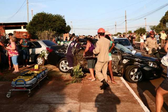 Corolla bate em caminhonete parada, roda na pista e deixa cinco feridos