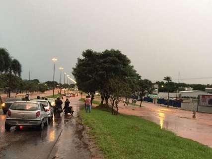 Chuva de 159 milímetros em 50 minutos inundou avenidas e casas 