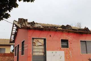 Ventania destelhou casas na cidade (Foto: Ivinotícias) 