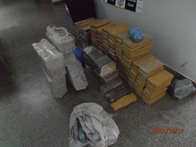 Jovem de 18 anos levava maconha e haxixe em carro