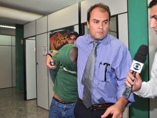 Christiano chegou com rosto coberto para prestar depoimento em delegacia (Foto: João Garrigó)
