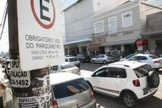 Dificuldade para estacionar já reduziu em 40% fluxo de clientes no Centro (Foto: Marcos Ermínio)