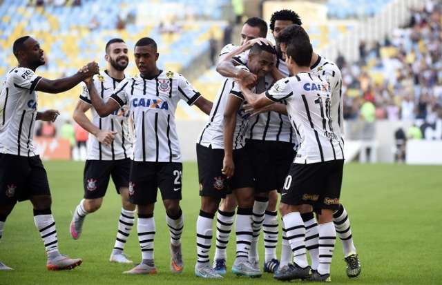 Corinthians passeia no Maracan&atilde; e faz 3 a 0 no Flamengo