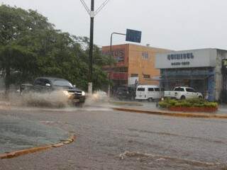 Avenida Hayel Bon Faker ficou alagada durante chuva forte nesta tarde (Foto: Helio de Freitas)