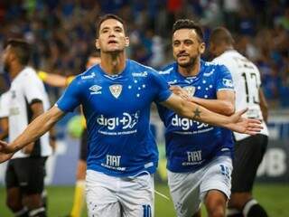 Thiago Neves comemorando seu gol em campo. (Foto: CruzeiroFC) 