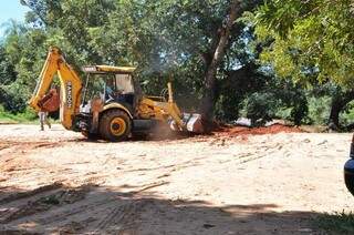 Prefeitura tampar buracos criados pelas chuvas e vai fazer barreira de contenção para manter árvore centenária (Foto: Divulgação/Prefeitura)