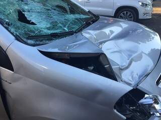Carro que o rapaz dirigia no dia do acidente ficou com a frente destruída. (Foto: Julia Kaifanny) 