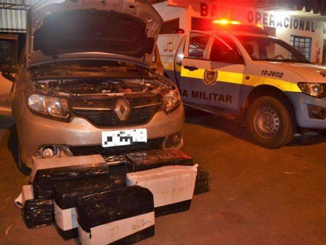 Em persegui&ccedil;&atilde;o, suspeito abandona carro carregado de maconha