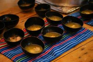 E no &quot;quirapuru&quot;, peixe e pimenta, sopa feita por Mara Salles ganhou toque com especiaria de guavira. (Foto: Marcos Ermínio)