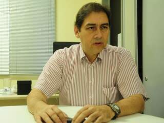 Deputado Alcides Bernal concede entrevista na sede do Campo Grande News. (Foto: Rodrizo Pazinato)