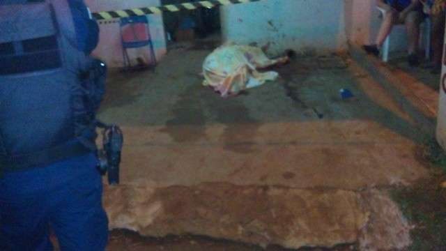 Homem &eacute; atingido por 10 tiros e morre ao ir ao mercado