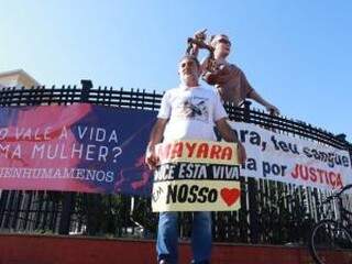Alziro Amaral, pai da musicista, em protesto em frente ao Fórum (Foto: Henrique Kawaminami)
