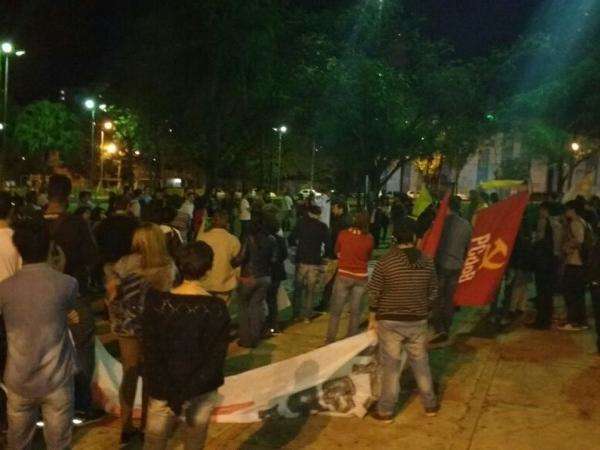 Grupos de esquerda protestam em pra&ccedil;a contra governo Temer