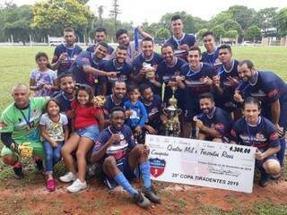 Jogadores do Entre Rios com troféu e cheque simbólico da competição (Foto: Divulgação)