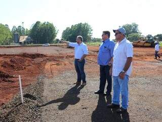 Prefeito Donato Lopes e assessores na obra da indústria de fertilizantes (Foto: Divulgação)