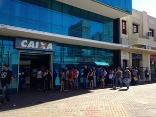 Pela manhã, cliente formaram fila para fora da Caixa da rua Barão do Rio Branco (Foto: Elci Holsback)