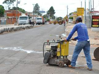 Operário cortando asfalto (Foto: Marlon Ganassin)