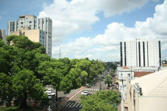 S&aacute;bado come&ccedil;a com c&eacute;u parcialmente nublado e com possibilidade de chuva