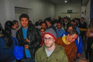 Estudantes da Escola Juliano Varela deixam cinema na tarde de hoje (Foto: Fernando Antunes)