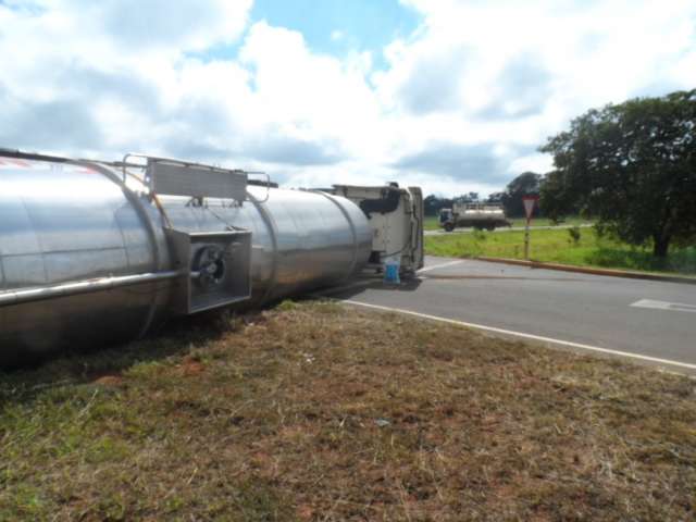 Empresa &eacute; multada em R$ 15 mil, ap&oacute;s carreta tombar e derramar etanol