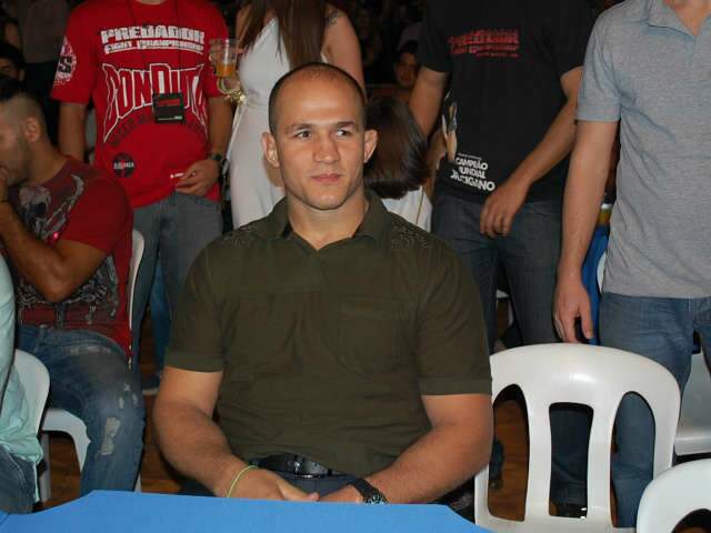  Noite de MMA atrai p&uacute;blico, mas lutas e organiza&ccedil;&atilde;o provocam queixas