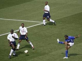 Rivaldo chuta para o gol da vitória contra a Inglaterra na Copa de 2002 (Foto: Laurence Griffiths/Getty Images)
